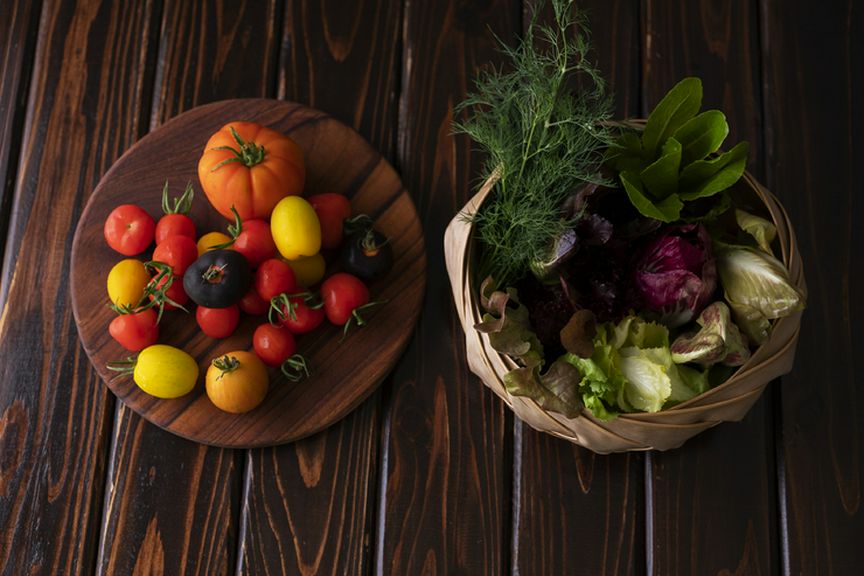 濃厚な甘みの完熟トマトなど、近隣農家の朝採れ野菜がたっぷり