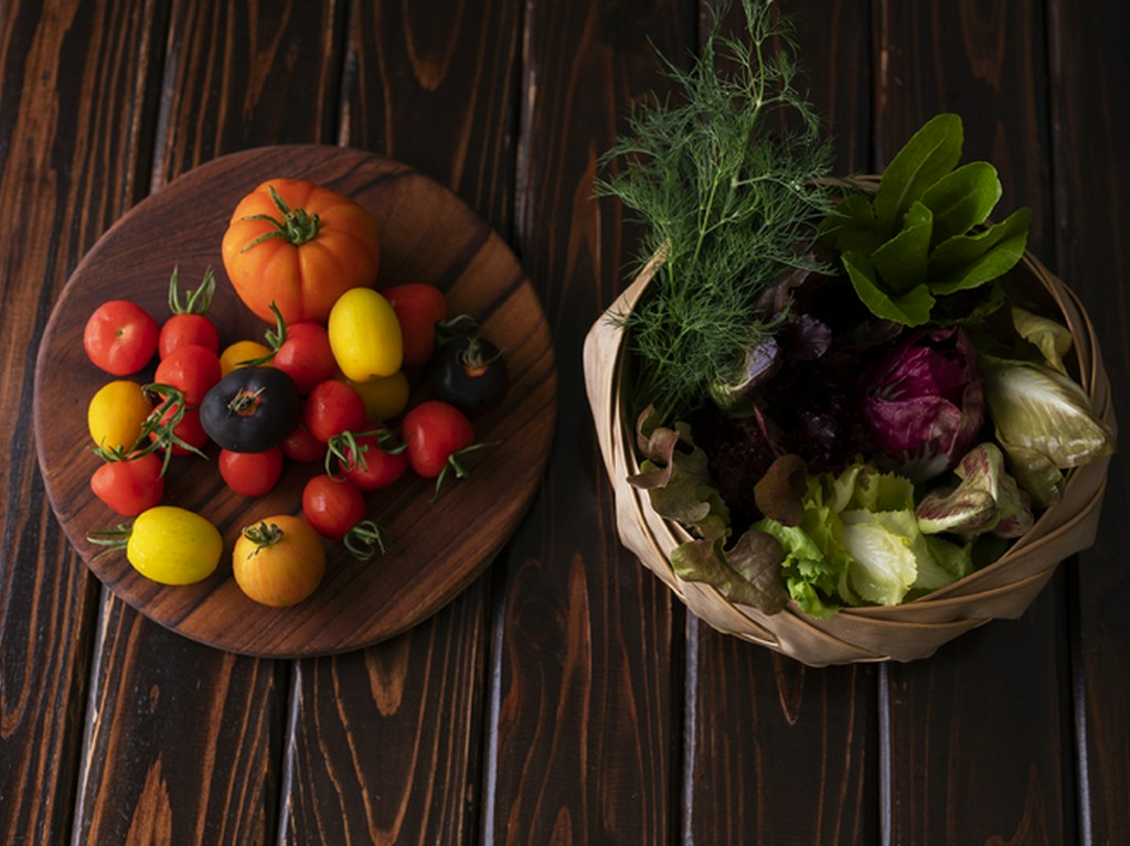 濃厚な甘みの完熟トマトなど、近隣農家の朝採れ野菜がたっぷり