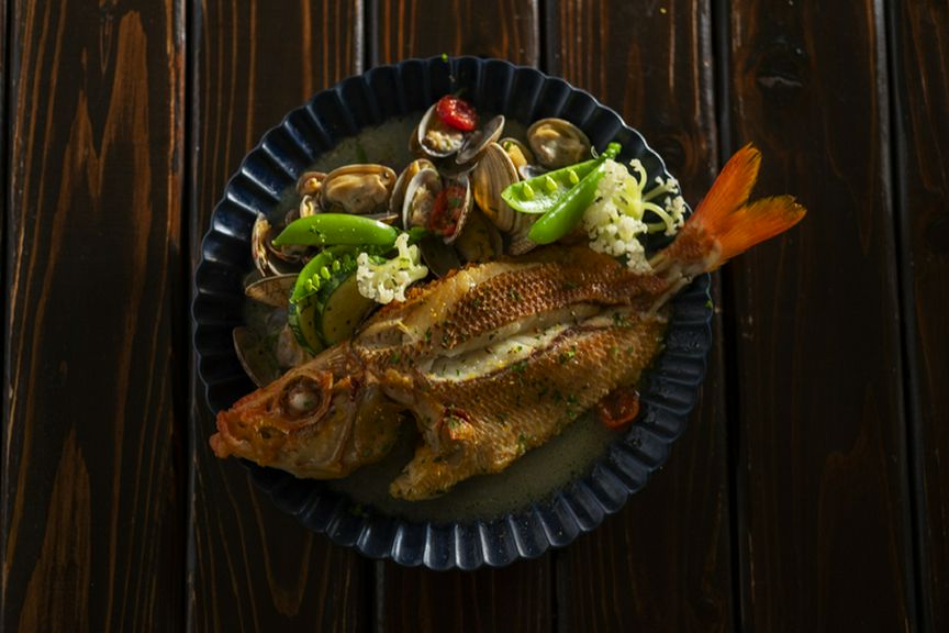 神経締めにしてからじっくり熟成。旨み成分をしっかり引き出した旬魚の『アクアパッツァ』