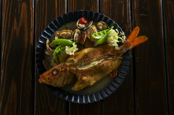 神経締めにしてからじっくり熟成。旨み成分をしっかり引き出した旬魚の『アクアパッツァ』