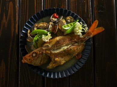 神経締めにしてからじっくり熟成。旨み成分をしっかり引き出した旬魚の『アクアパッツァ』