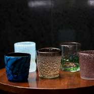 太平洋戦争後、米軍基地で捨てられた廃ビンを再利用したことから生まれたといわれている、色彩豊かで涼やかな琉球ガラス。【マラルンガ鉄板焼】でも泡盛やジュースはこの琉球ガラスのグラスを使って提供しています。