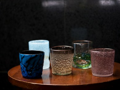 伝統の琉球ガラスを使った器でいただくお酒は格別のおいしさ