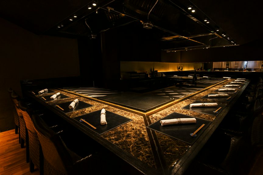 高級リゾートホテル内のレストランらしく贅沢でシックな佇まい