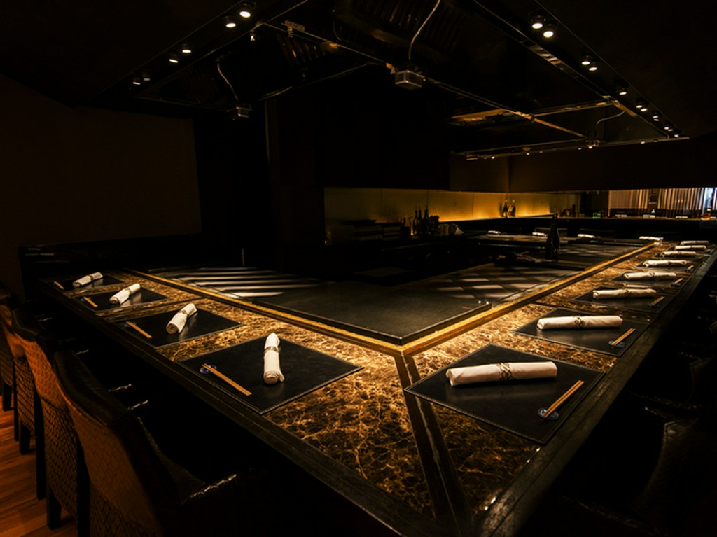 高級リゾートホテル内のレストランらしく贅沢でシックな佇まい