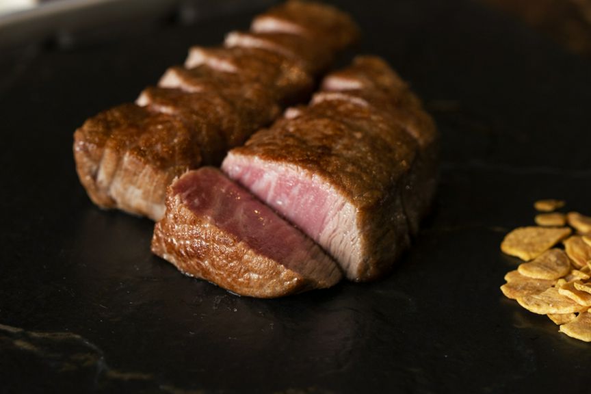 甘く旨み溢れる肉汁が口のなかいっぱいに広がる『特選宮古牛フィレ』