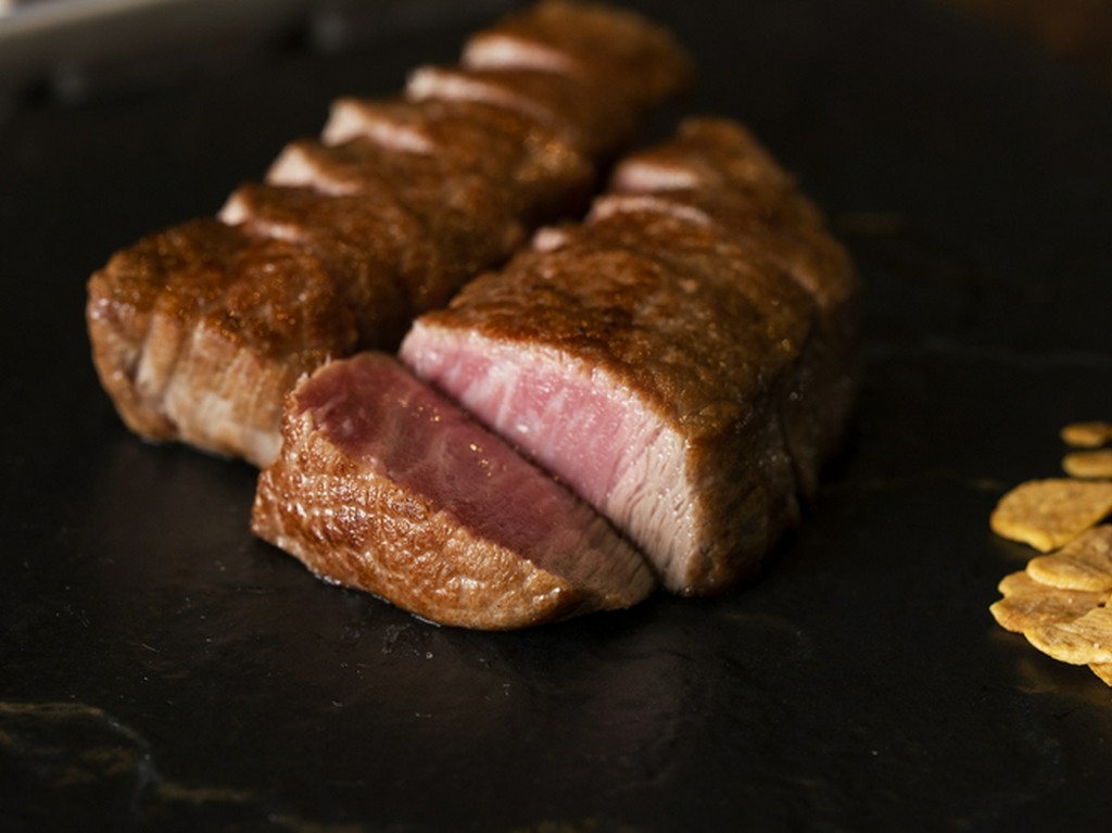 甘く旨み溢れる肉汁が口のなかいっぱいに広がる『特選宮古牛フィレ』