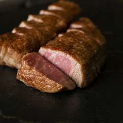 甘く旨み溢れる肉汁が口のなかいっぱいに広がる『特選宮古牛フィレ』