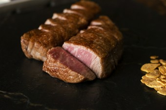 甘く旨み溢れる肉汁が口のなかいっぱいに広がる『特選宮古牛フィレ』