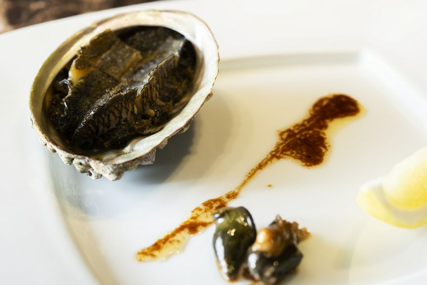 柔らかな鮑と深みのある濃厚な肝ソースが絡み合う『活黒鮑の鉄板焼き 鉄板で仕上げる肝ソース』