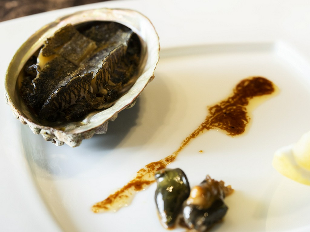 柔らかな鮑と深みのある濃厚な肝ソースが絡み合う『活黒鮑の鉄板焼き 鉄板で仕上げる肝ソース』