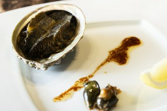 柔らかな鮑と深みのある濃厚な肝ソースが絡み合う『活黒鮑の鉄板焼き 鉄板で仕上げる肝ソース』