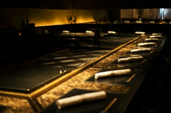 料理長の柔和な笑顔と軽快なトークがおいしさを一層引き上げる