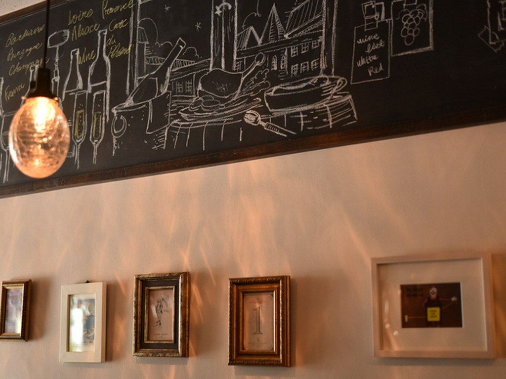 シェフの思い出が詰まった、大切なものを散りばめた店内