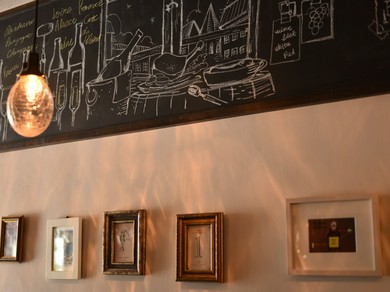 シェフの思い出が詰まった、大切なものを散りばめた店内