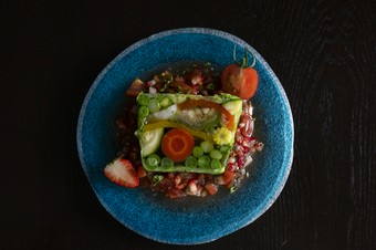 旬の宮古島の野菜を盛り込んだ、色鮮やかな『島野菜のテリーヌ』