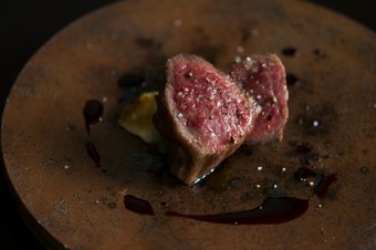 宮古島でしかお目にかかれない、希少な黒毛和牛のミスジを使った『宮古牛のステーキ』