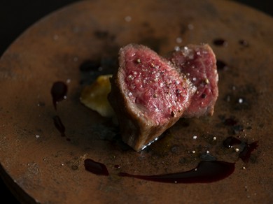 宮古島でしかお目にかかれない、希少な黒毛和牛のミスジを使った『宮古牛のステーキ』