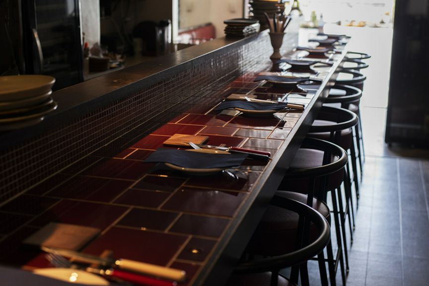 アットホームな雰囲気のカウンターで会話を楽しみつつ舌鼓を