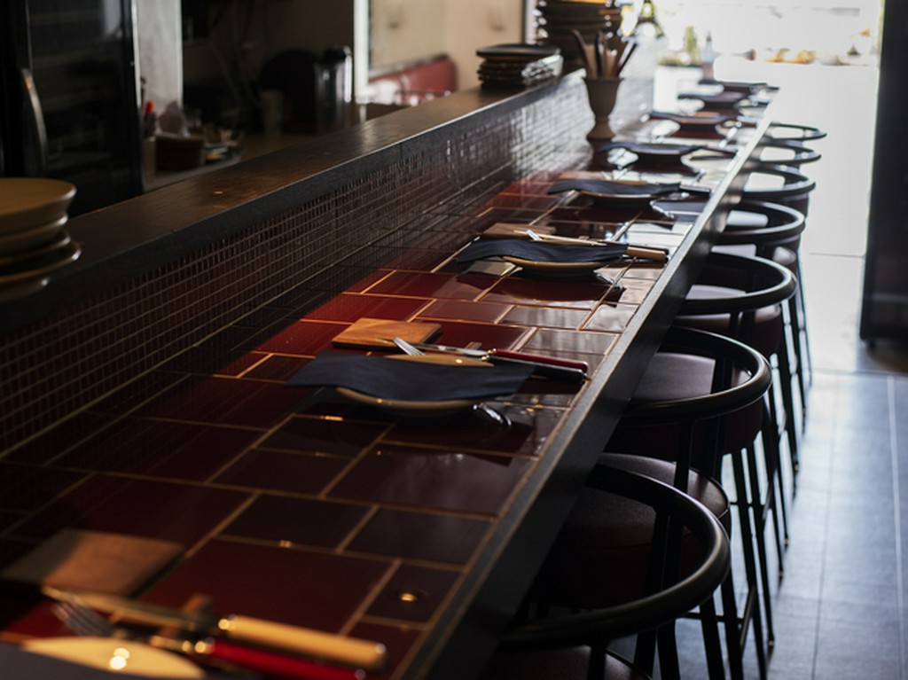 アットホームな雰囲気のカウンターで会話を楽しみつつ舌鼓を