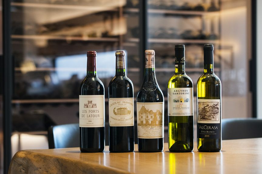 壁一面のワインセラーに、約200本の世界各国のワインが並ぶ