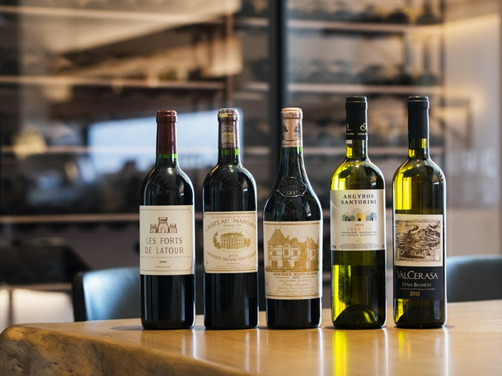 壁一面のワインセラーに、約200本の世界各国のワインが並ぶ