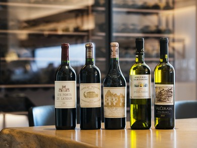 壁一面のワインセラーに、約200本の世界各国のワインが並ぶ