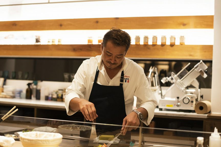 次々と独創的な料理を繰り出す、木下威征氏の手さばきを目の前で