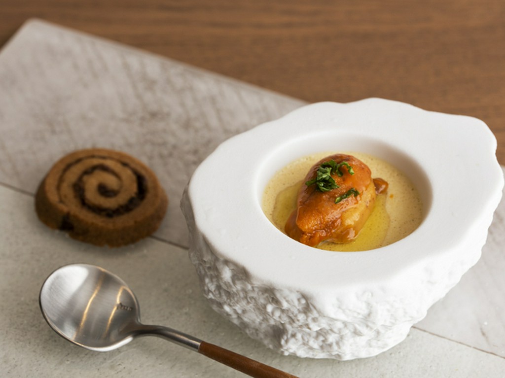 木下シェフのスペシャリテ『とうもろこしのムースと生うに　フライドオニオンのクッキー』