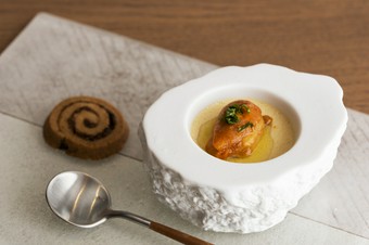 木下シェフのスペシャリテ『とうもろこしのムースと生うに　フライドオニオンのクッキー』