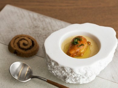 木下シェフのスペシャリテ『とうもろこしのムースと生うに　フライドオニオンのクッキー』