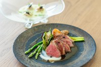＜ある日の一例＞
■アミューズ
■本日の冷菜一皿
■本日の温菜一皿
■麺類・飯類：オリジナルな一品
■お口直し
■メイン
■デザート
※メニューは仕入状況等により変更となります。予めご了承ください。