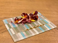華やかな一皿に箸が進みます