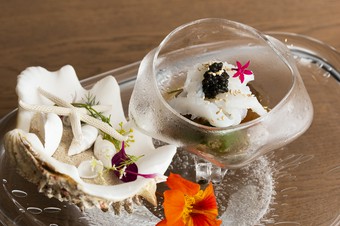 コースの幕開けにふさわしい、酸味を効かせた『イカともずくのアロエ和え-みょうがと大葉の薬味とともに-』