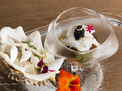 コースの幕開けにふさわしい、酸味を効かせた『イカともずくのアロエ和え-みょうがと大葉の薬味とともに-』