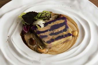 2種類の芋のコントラストが鮮やかな『フォアグラと紅はるかのテリーヌ アーモンドはちみつソースで』