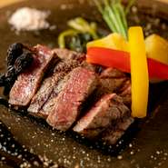 牛肉の中で最も柔らかく脂身が少ない赤身肉のフィレは、黒毛和牛ではなおさらに希少。その持ち味を最大限に活かしたステーキです。じゃが芋の品種「インカの目覚め」と葉ワサビ、ピンク塩を添えて提供します。