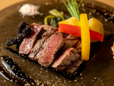 上質なステーキがスタイリッシュな器に見事に映える『ニイヨン黒毛和牛ヒレステーキ』