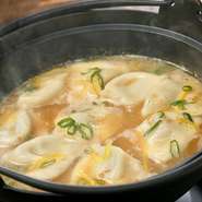 若鶏と地鶏の鶏がらをじっくり煮込んだスープにあごだしのスープを加えたこだわりのダブルスープに、水餃子、柚子皮やネギ、針生姜、魚粉などがたっぷり入っています。〆でラーメンをいただくのもオススメです。