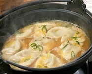 若鶏と地鶏の鶏がらをじっくり煮込んだスープにあごだしのスープを加えたこだわりのダブルスープに、水餃子、柚子皮やネギ、針生姜、魚粉などがたっぷり入っています。〆でラーメンをいただくのもオススメです。