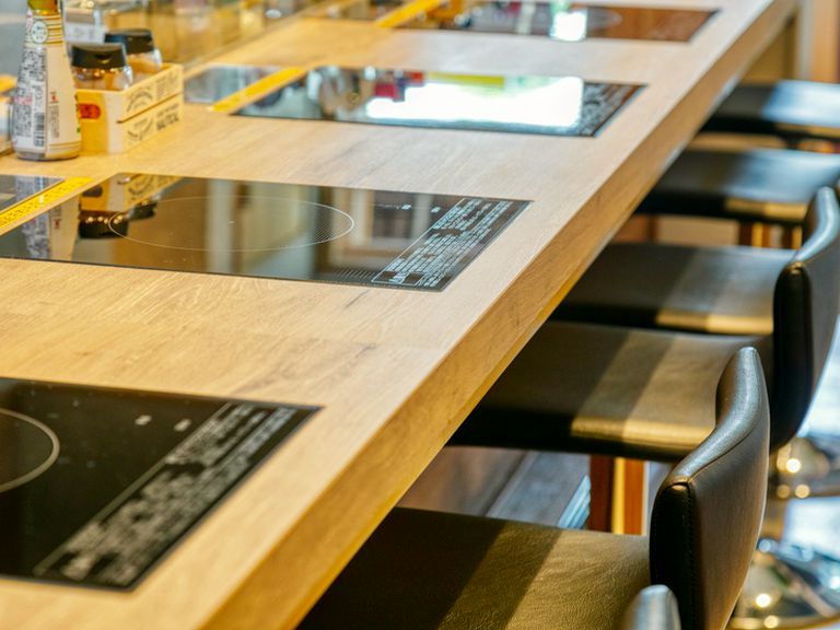 お一人様同士や店主とも話が弾みやすい、打ち解けた雰囲気。