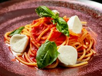 イタリア産トマト・モッツァレラチーズとバジルのシンプルな一品『トマトとモッツァレラチーズ』