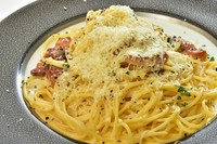 真っ赤な黄身の「龍の卵」。生クリーム＆パンチェッタのコクと味わい。
※ランチセット　＋440円