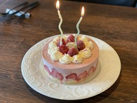 ☆季節の前菜盛り合わせ
☆自家製カラスミのスパゲティーニ
☆黒毛和牛ランプのビステッカ
☆パン３種類
☆コーヒー又は紅茶
☆ジェラートケーキ（画像は４人前から６人直径１５cm）