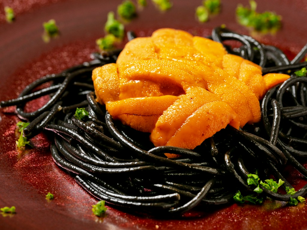 素材の持ち味を活かした『雲丹とイカ墨のスパゲティ』