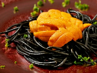 素材の持ち味を活かした『雲丹とイカ墨のスパゲティ』