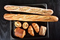 フランス版人間国宝
フレデリック・ラロスが作るパン
焼き時間に２０分ほどお時間頂きます。
