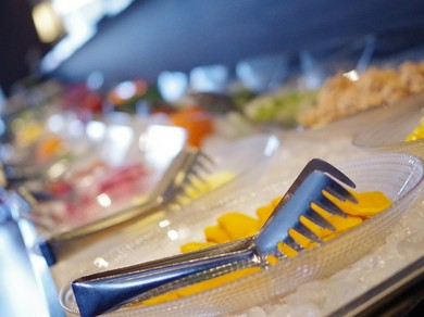 15種類以上の温冷菜が楽しめる贅沢ビュッフェ