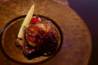 牛フィレ肉ステーキとフォアグラとトリュフの贅沢な食材の組み合わせで構成されたフラ ンスの肉料理です。