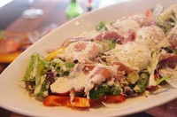 ・温度卵とプロシュートのシーザーサラダ　1089円　　　　　
・厚切りベーコンとキノコの和風サラダ　1089円
・海老のソテーのイタリアンサラダ　1199円